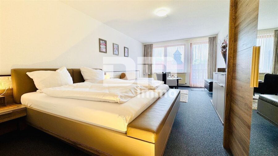 Opulente Gästehausanlage mit 13 Zimmern,2 Sälen,Gastronomiebetrieb + Betreiberwohnung - OG Gebäude 2 Doppelzimmer / Duschbad / Balkon